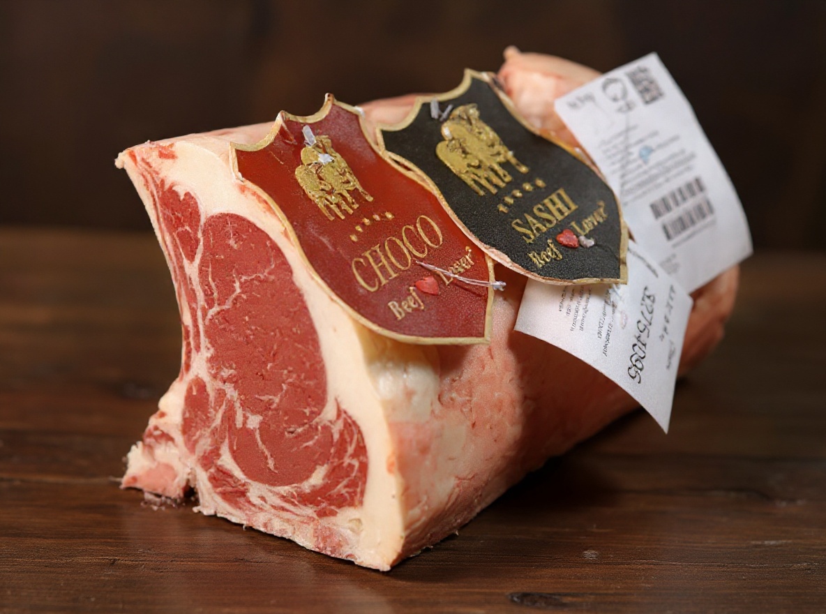 Carne Sashi con marezzatura evidente, dal colore rosso vivo.